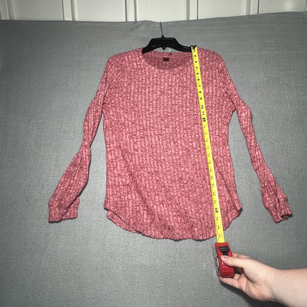 RUBZOOF Women's Pink Ribbed Knit Sweater Size M Long Sleeve Curved Hem Relaxed - Picture 3 of 6